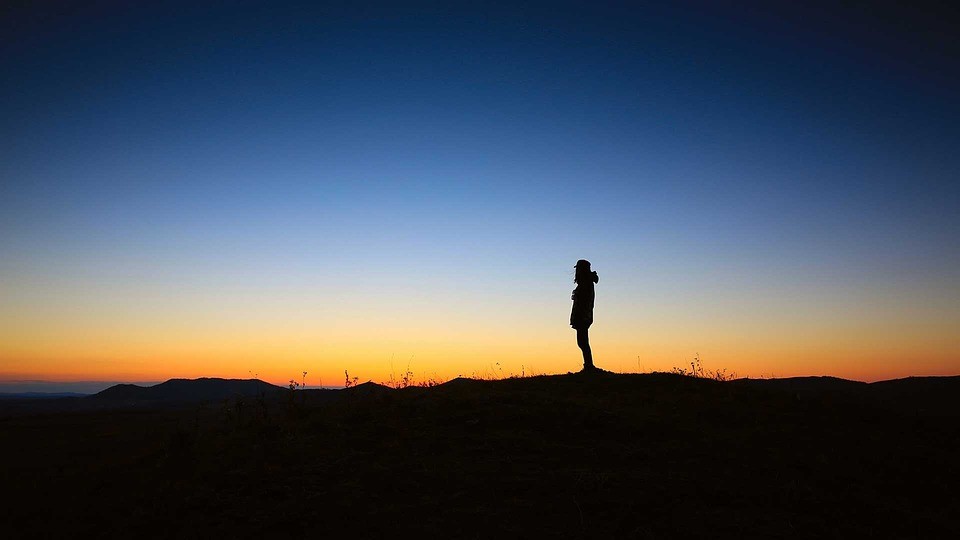 Persona ante un amanecer