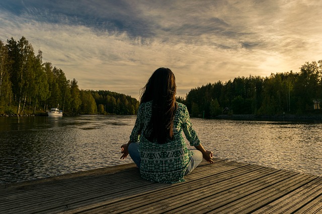 Mujer meditando