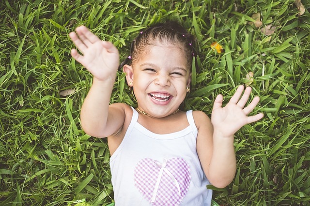 Niña jugando