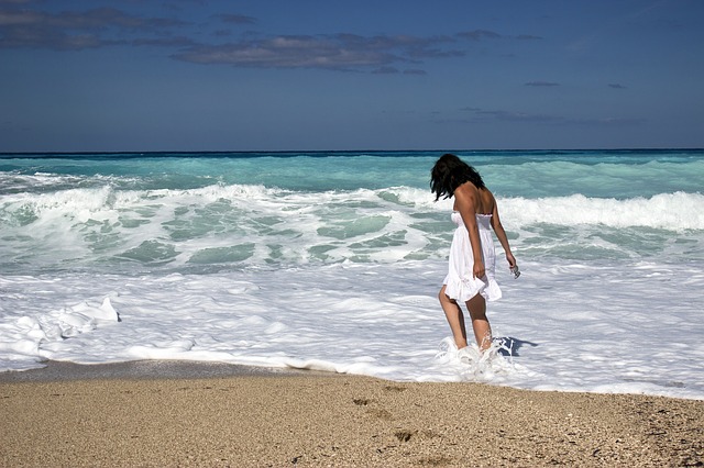 Mujer feliz en el mar