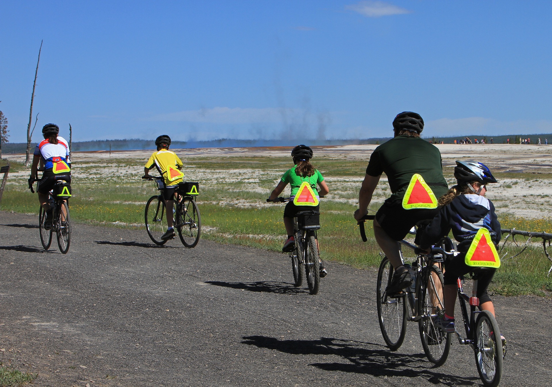 Familia practicando ciclismo de forma segura