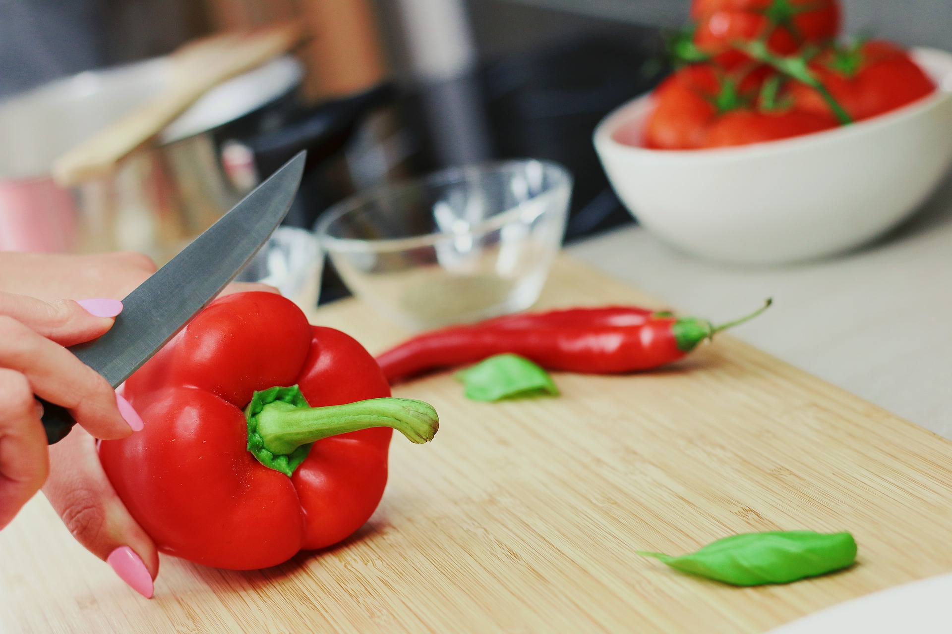 Persona cocinando con atención plena