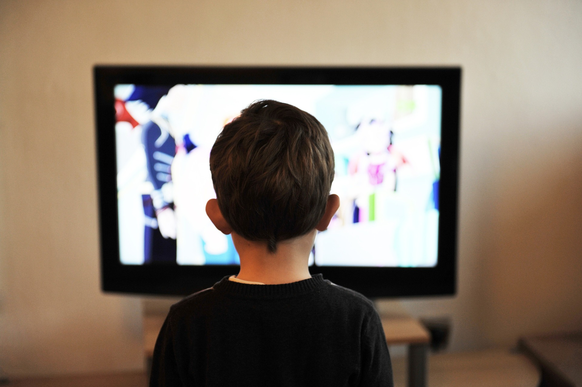 Niño frente al televisor