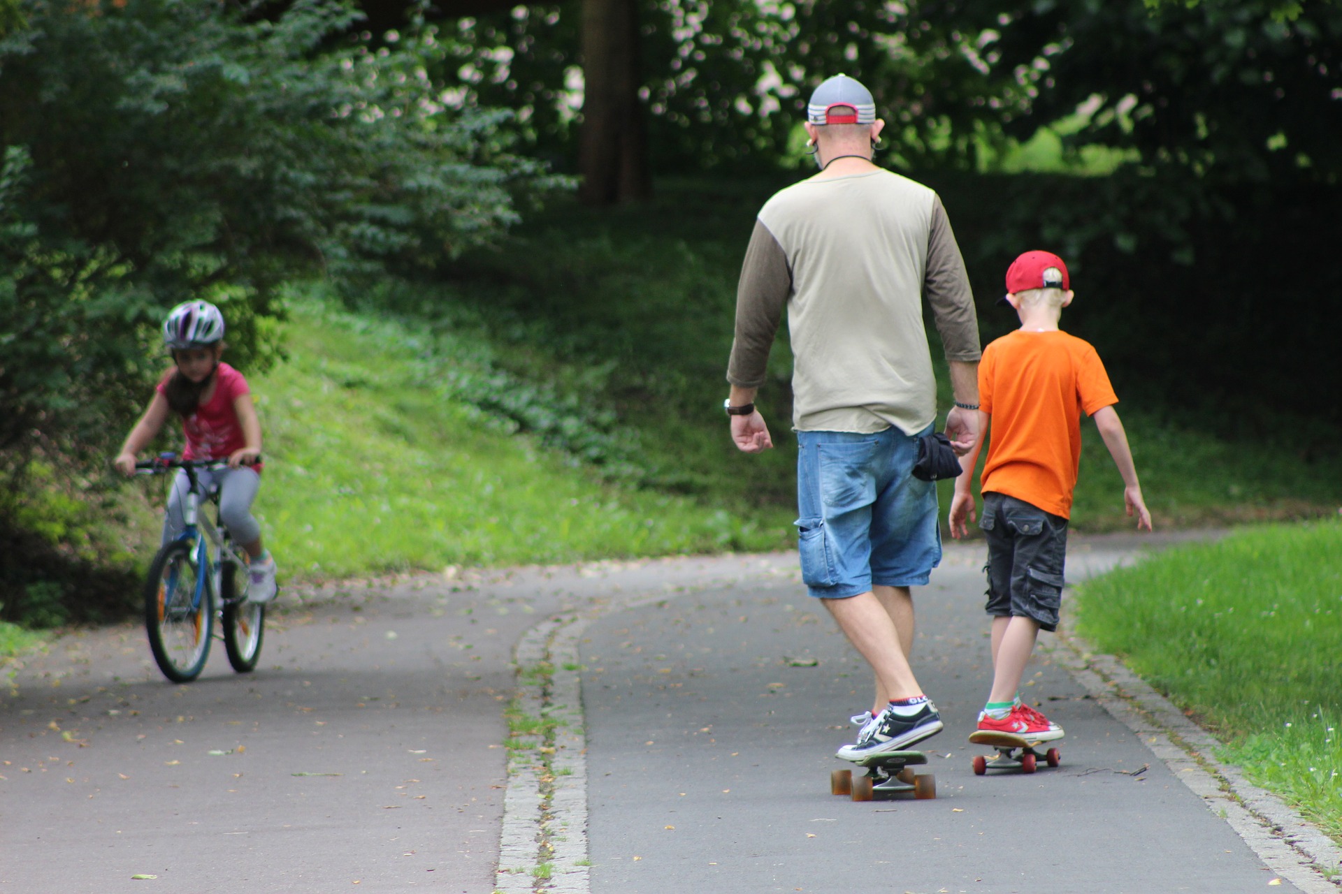 Padre e hijo realizando skate