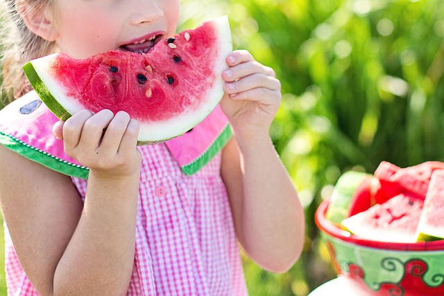 Niña comiendo fruta