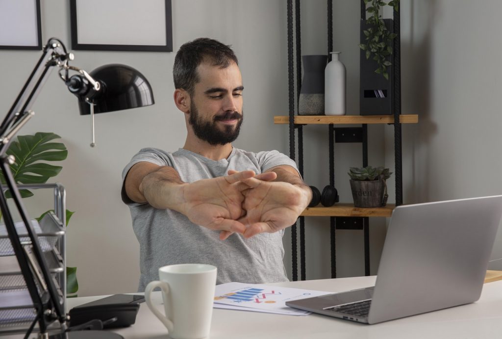 Participa de forma activa en las labores de casa