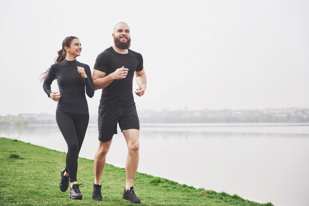 ¿Es más saludable correr o caminar?