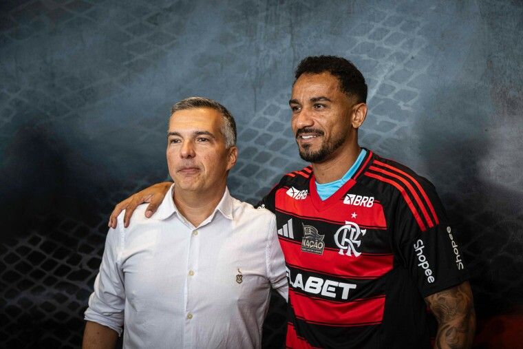 Danilo veste o Manto com o patch do Nação. Hermes de Paula / CRF Danilo veste o Manto com o patch do Nação. Hermes de Paula / CRF