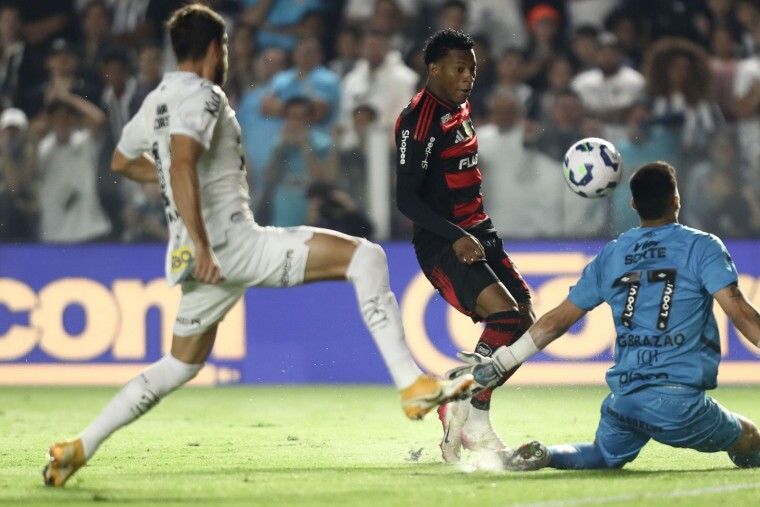 Plata tentou encobrir Brazão, mas o goleiro fez a defesa. Foto: Gilvan de Souza / CRF