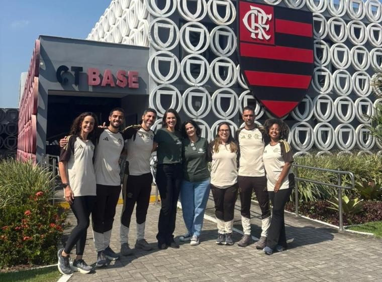 En la foto de arriba, Patricia Negreiros, José Rodrigo, Daniel Chreen, Carolina Quadros, Maria Célia Gonçalves, Amanda Caicó, Alfredo Almeida y Beatriz Silva están reunidos en el Centro de Capacitación George Helal.