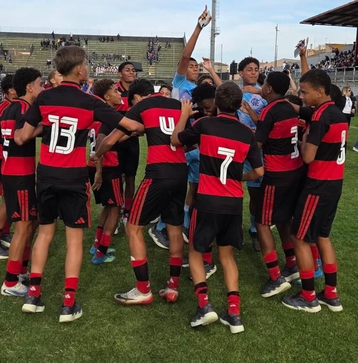 A equipe sub-14 do Flamengo comemora o título no campo do Estádio Bruno Nespoli, na Sardenha (Itália)