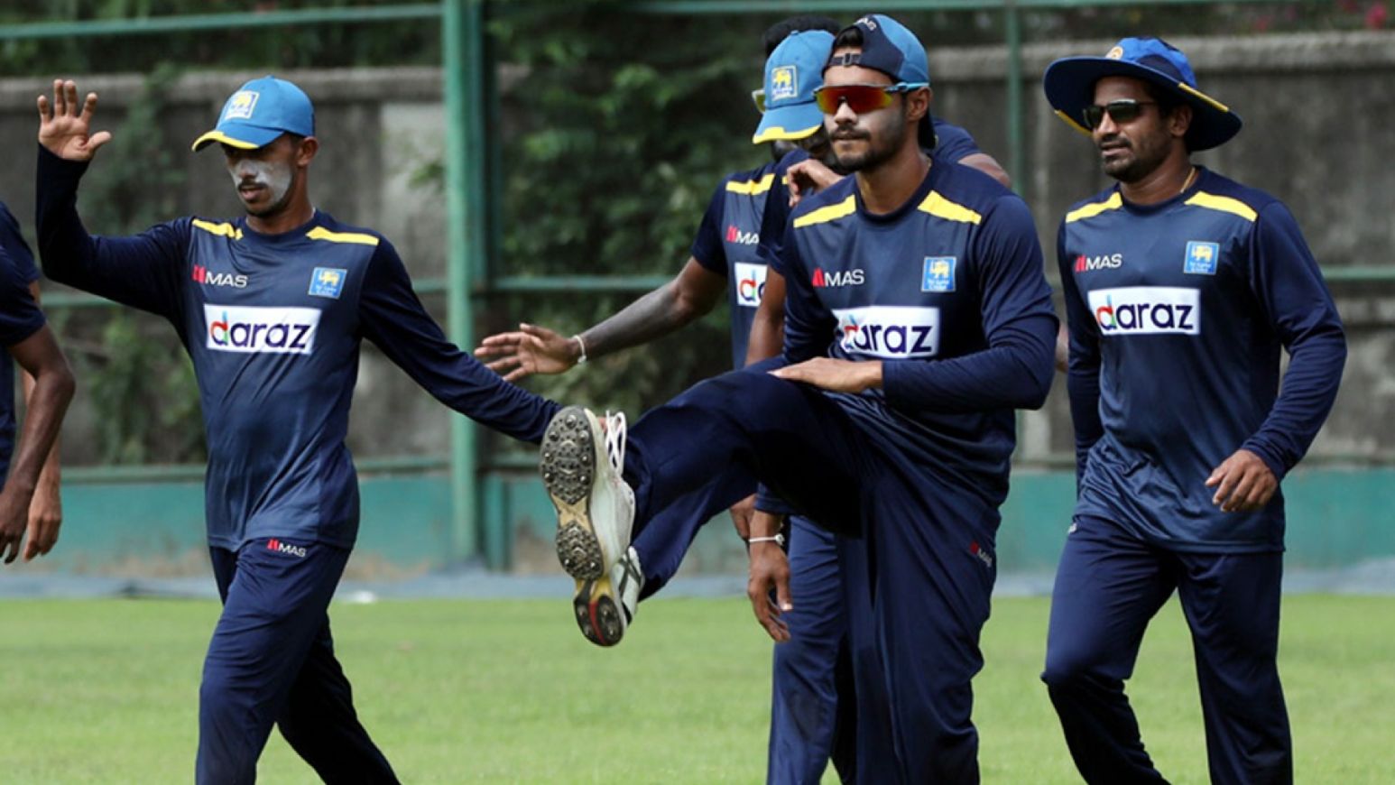 Sri Lanka cricket offers innovative retainer contracts; Dickewella and de Silva get top grades
