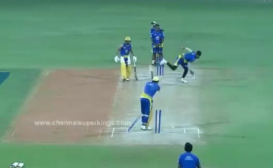 Watch: MS Dhoni caught napping by young CSK pacer