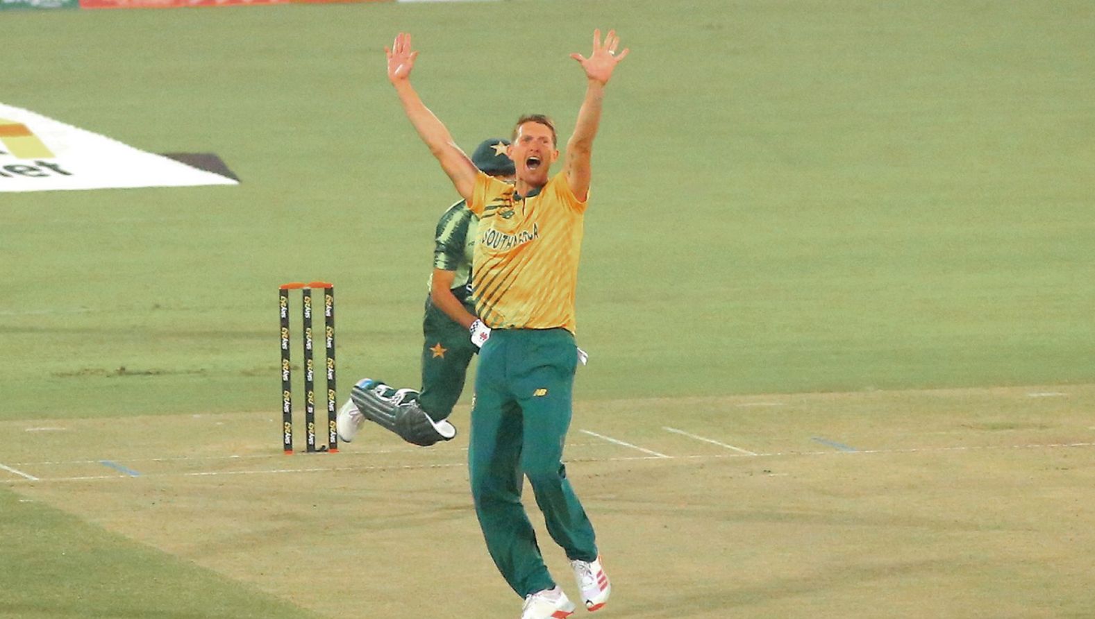 Dwaine Pretorius' record-breaking spell helps young Proteas pin down Pakistan