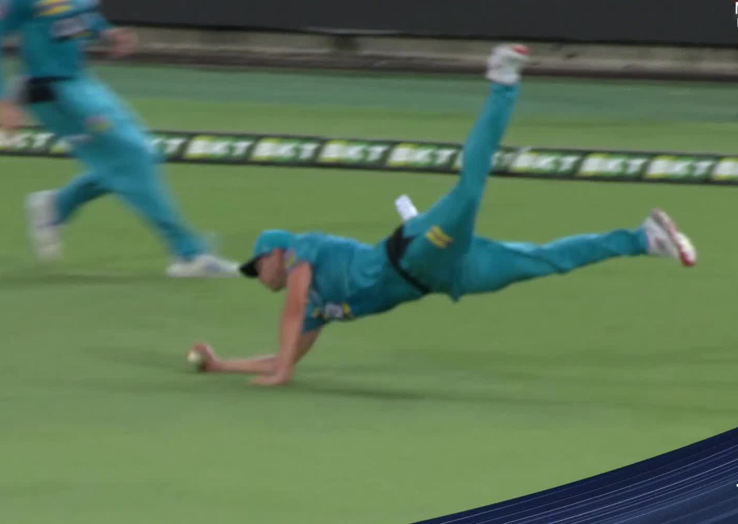 Watch: Ben Laughlin takes a ripper to remove Michael Neser in the BBL Eliminator