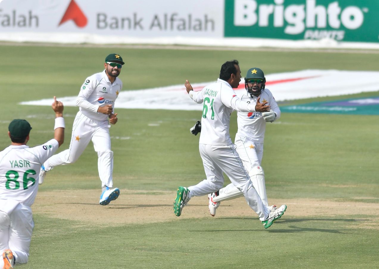 Pak Spinners roll South Africa over for 220 in first Test