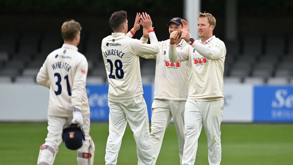 Simon Harmer picks nine to rattle Derbyshire