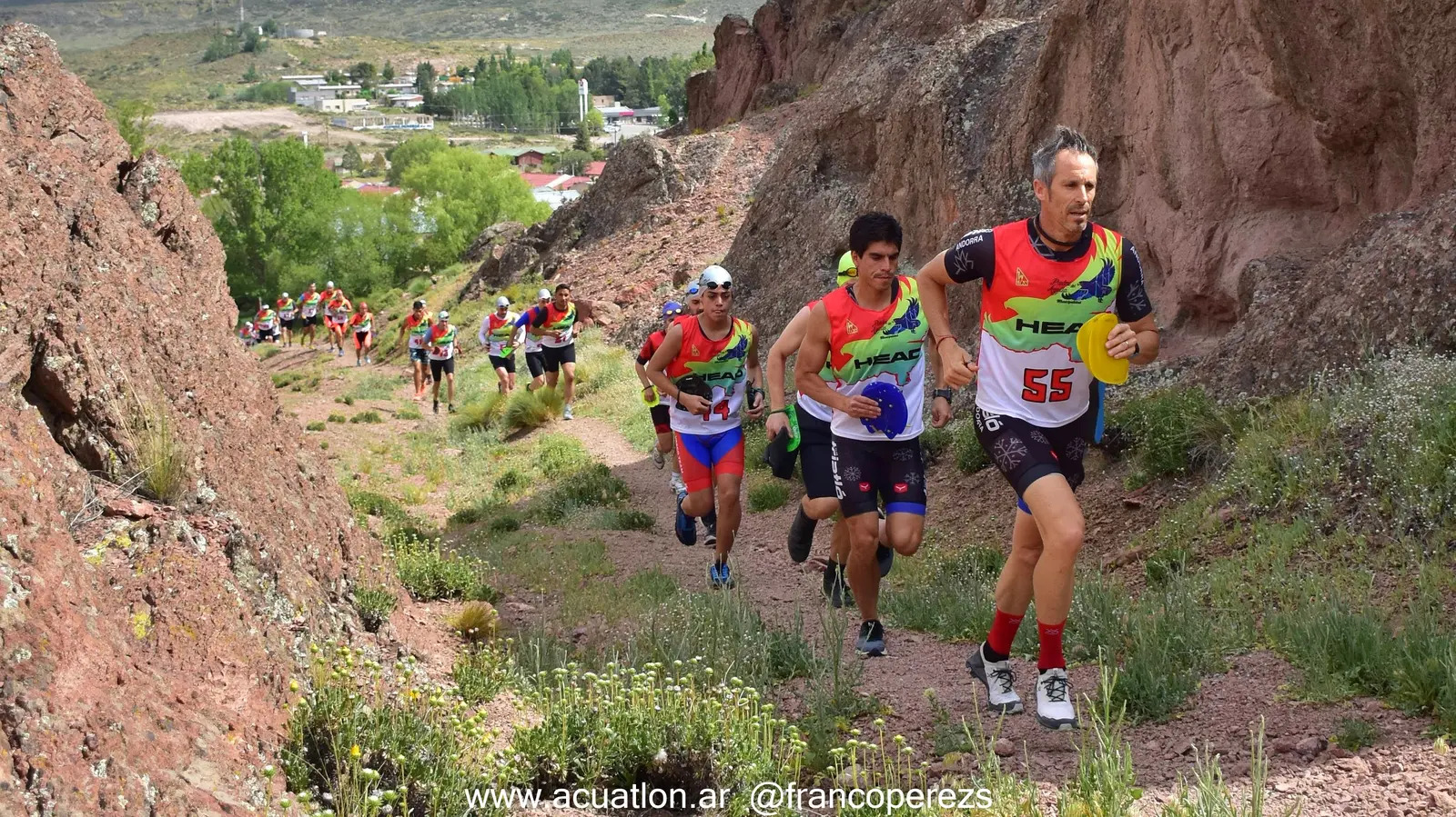 Atletas entrenando en Piedra del Águila