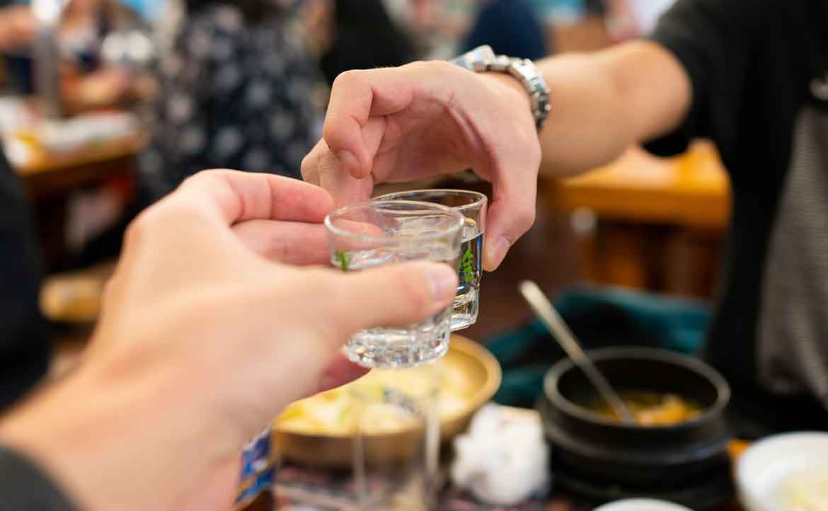 世界第一飲酒國,全民矚目的「民生大事」──你不知道的韓國燒酒文化|聖依/踏上韓國旅夢|換日線