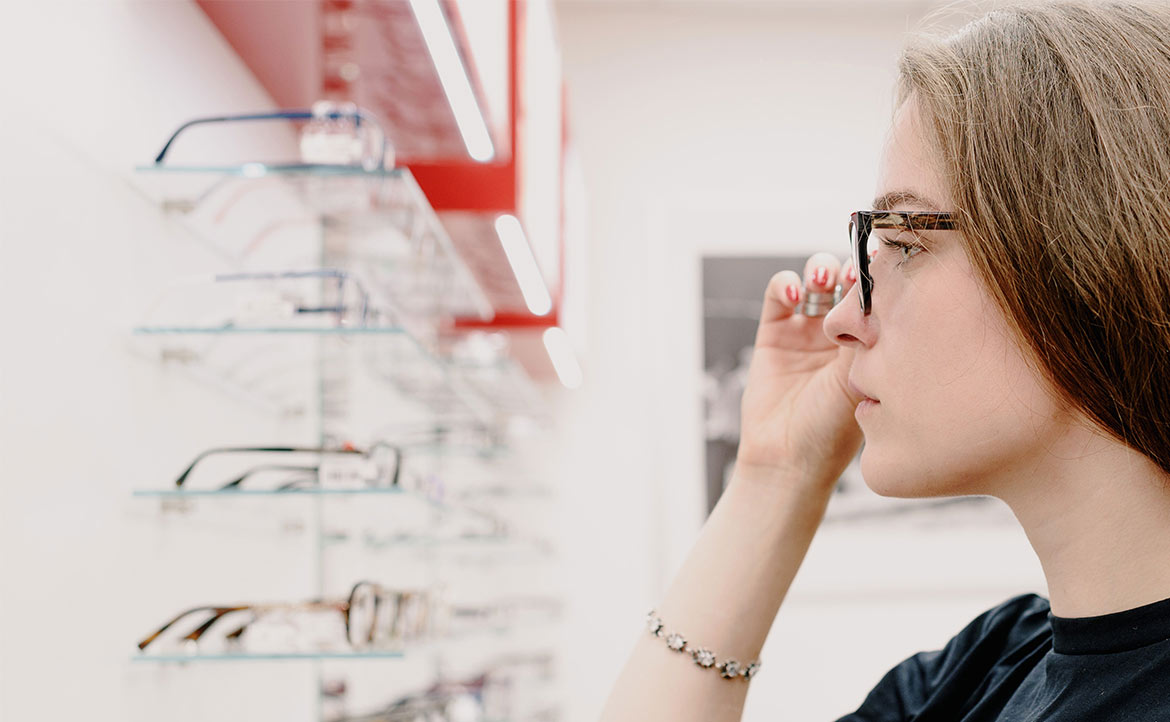 一副眼鏡要2 萬 集團壟斷美國市場 毛利數百倍 華頓商學院校友創電商 以 公道價格 取勝 Eunice 讀者投書 換日線
