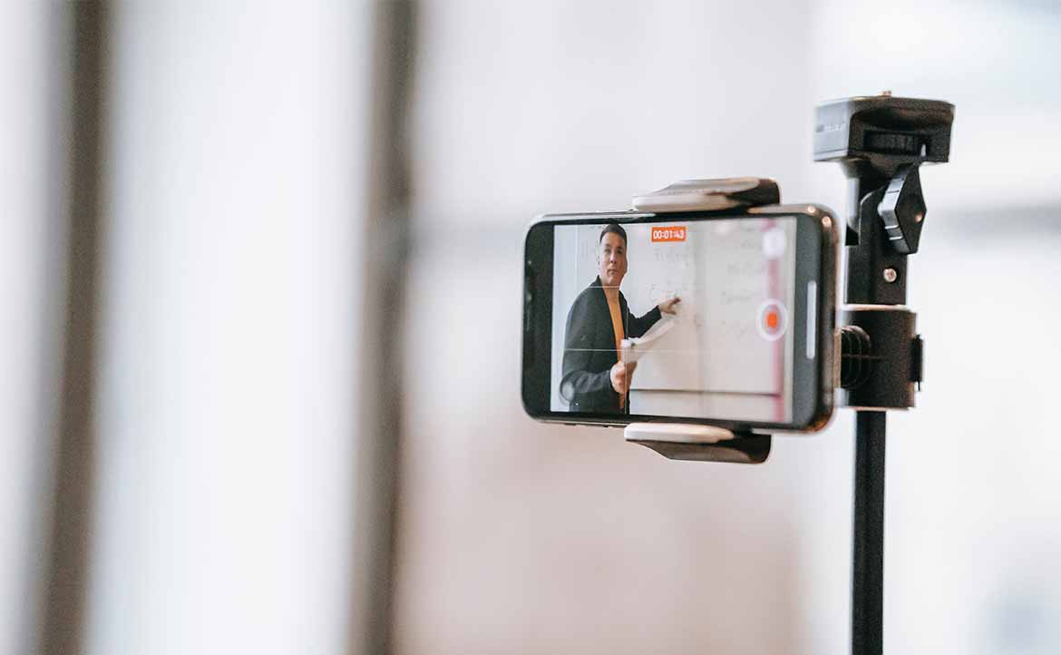 你所看見的是誰想讓你看到的 事實 世上沒有客觀的新聞 那麼自媒體可以改變世界嗎 微微辰 Miss Pilot Off Duty 換日線 你所看見的是誰想讓你看到的 事實 世上沒有客觀的新聞 那麼自媒體可以改變世界嗎 微微辰 Miss Pilot Off Duty 換日線