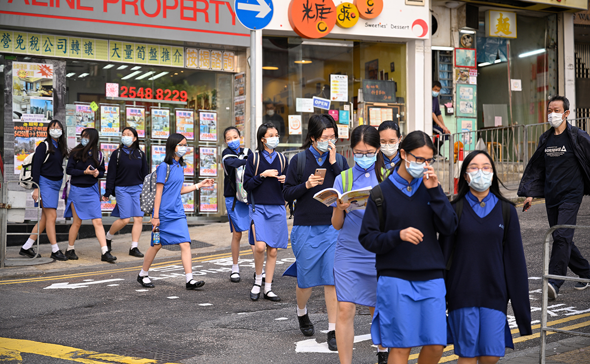 香港小六生的英文程度，相當於臺灣高一生」──「兩文三語」政策下