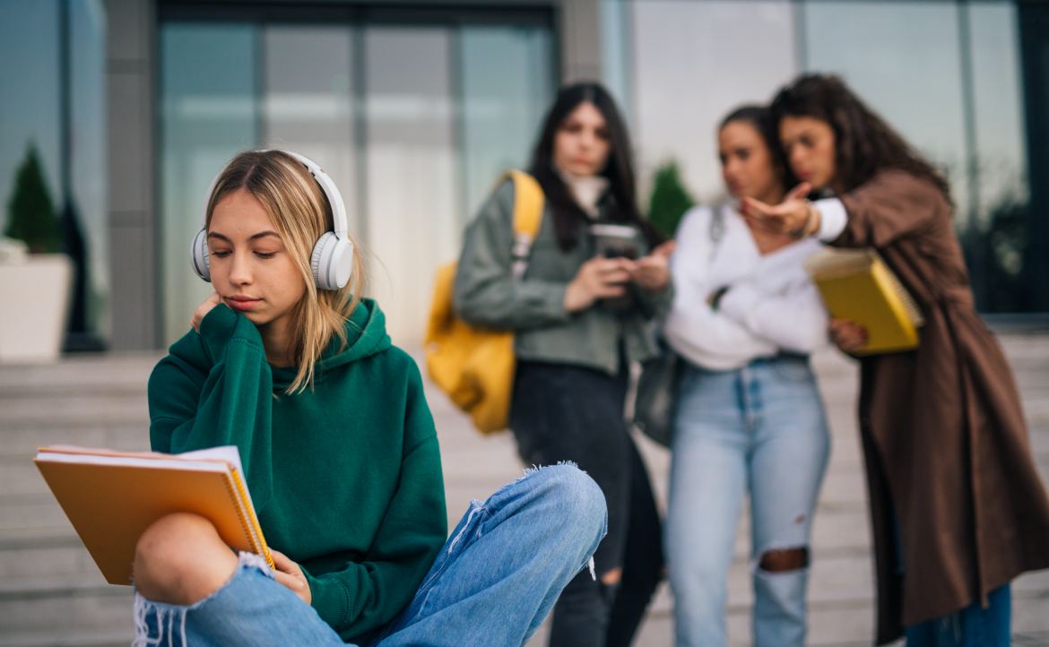 能出國念書一定很有錢！」面對留學迷思，心理師陪你消化3 種「壓力源」｜邱意婷諮商心理師／不務正業邱總監｜換日線