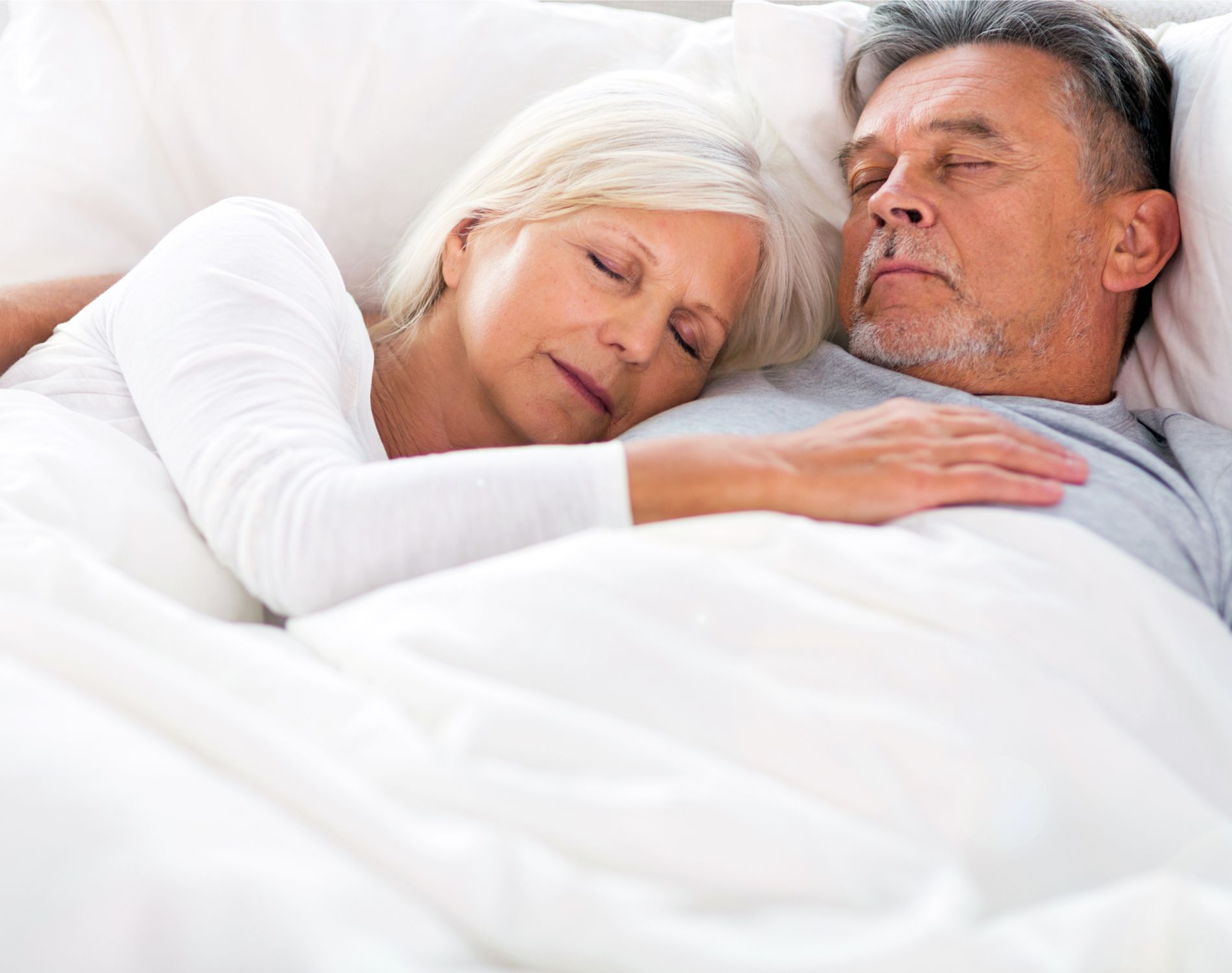 Пожилые мало спят. Сон пожилых. Здоровый сон пожилых людей. Спящие пенсионеры. Лежащий пожилой человек в кровати.