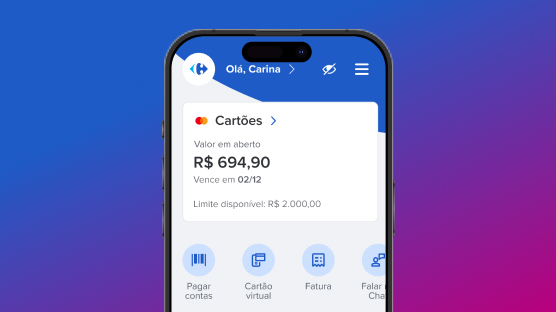 Um smartphone exibe o aplicativo “Carrefour Soluções Financeiras”. A tela mostra o nome "Olá, Carina" na parte superior. Em destaque, um cartão virtual mostra “Cartões” com um valor em aberto de “R$ 694,90”, vencimento em “02/12” e limite disponível de “R$ 2.000,00”. Na parte inferior da tela, há ícones para "Pagar contas", "Cartão virtual", "Fatura" e "Falar c/ Chat". O fundo da imagem é em tons de azul e roxo.