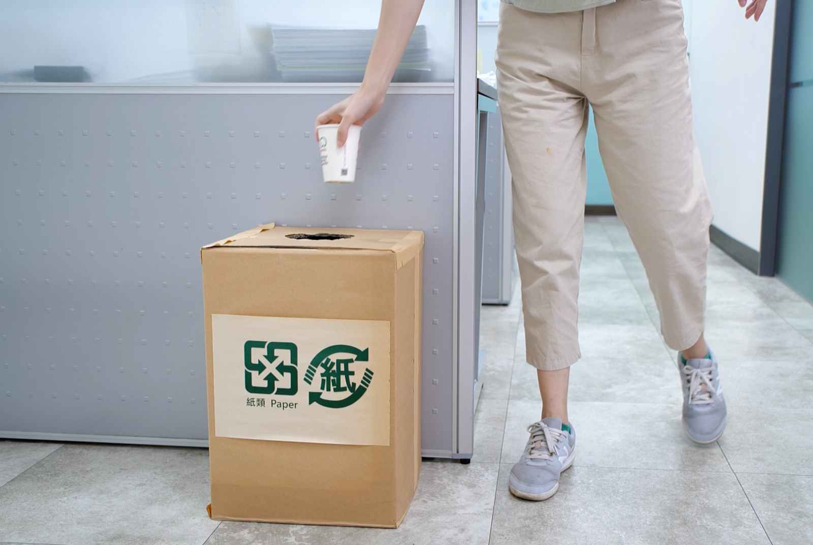 擺脫塑膠淋膜 「全紙容器」可直接丟紙類，回收更簡單