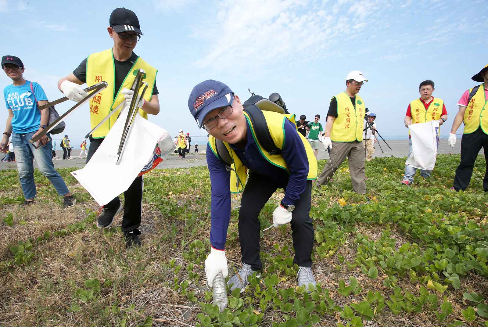 旗津_(圖說)國泰全台大淨灘，旗津場國泰人壽劉上旗總經理一身勁裝，帶頭撿拾海灘垃圾