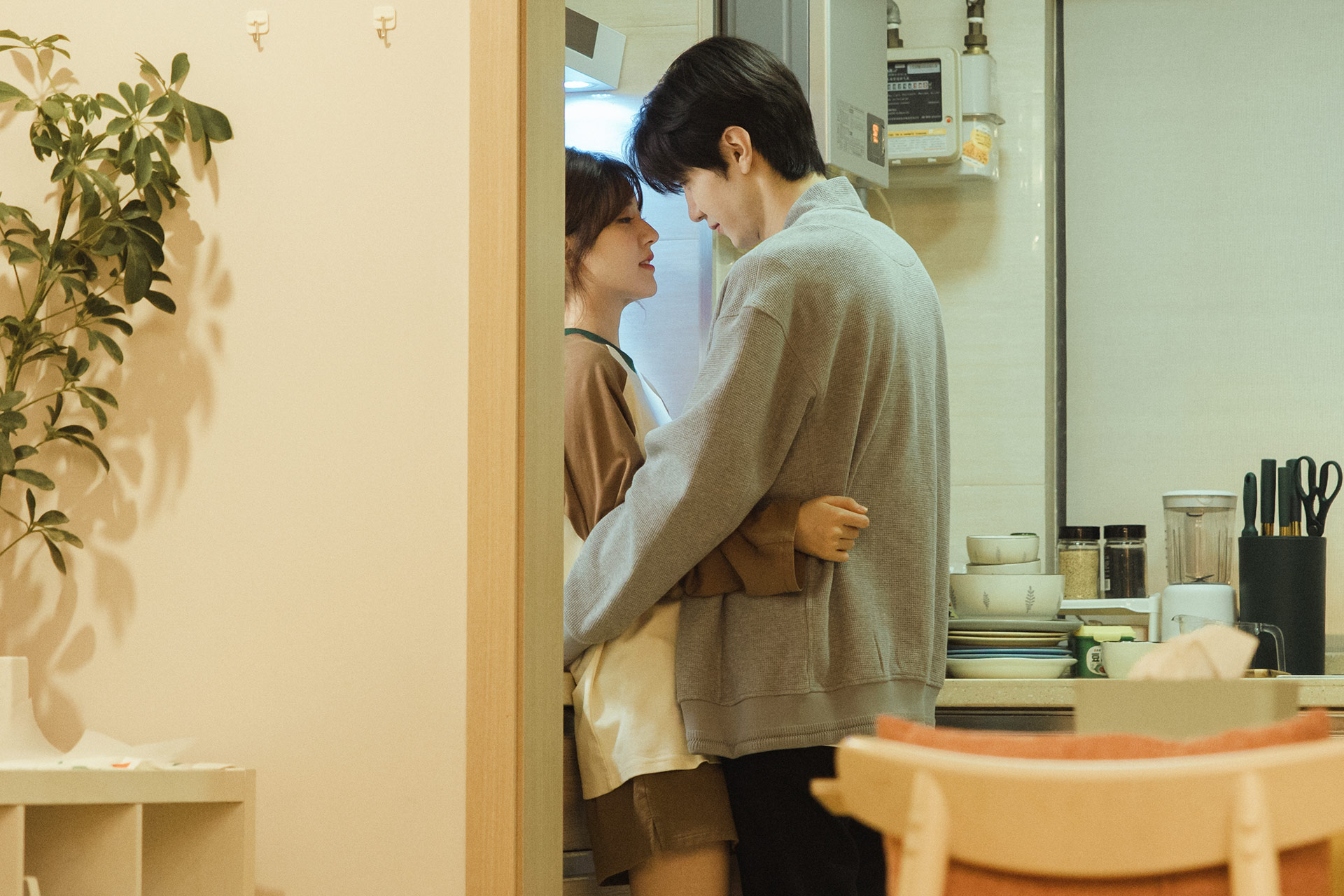 陳哲遠最喜歡「廚房激吻」的吻戲。（圖／中天娛樂台 提供）