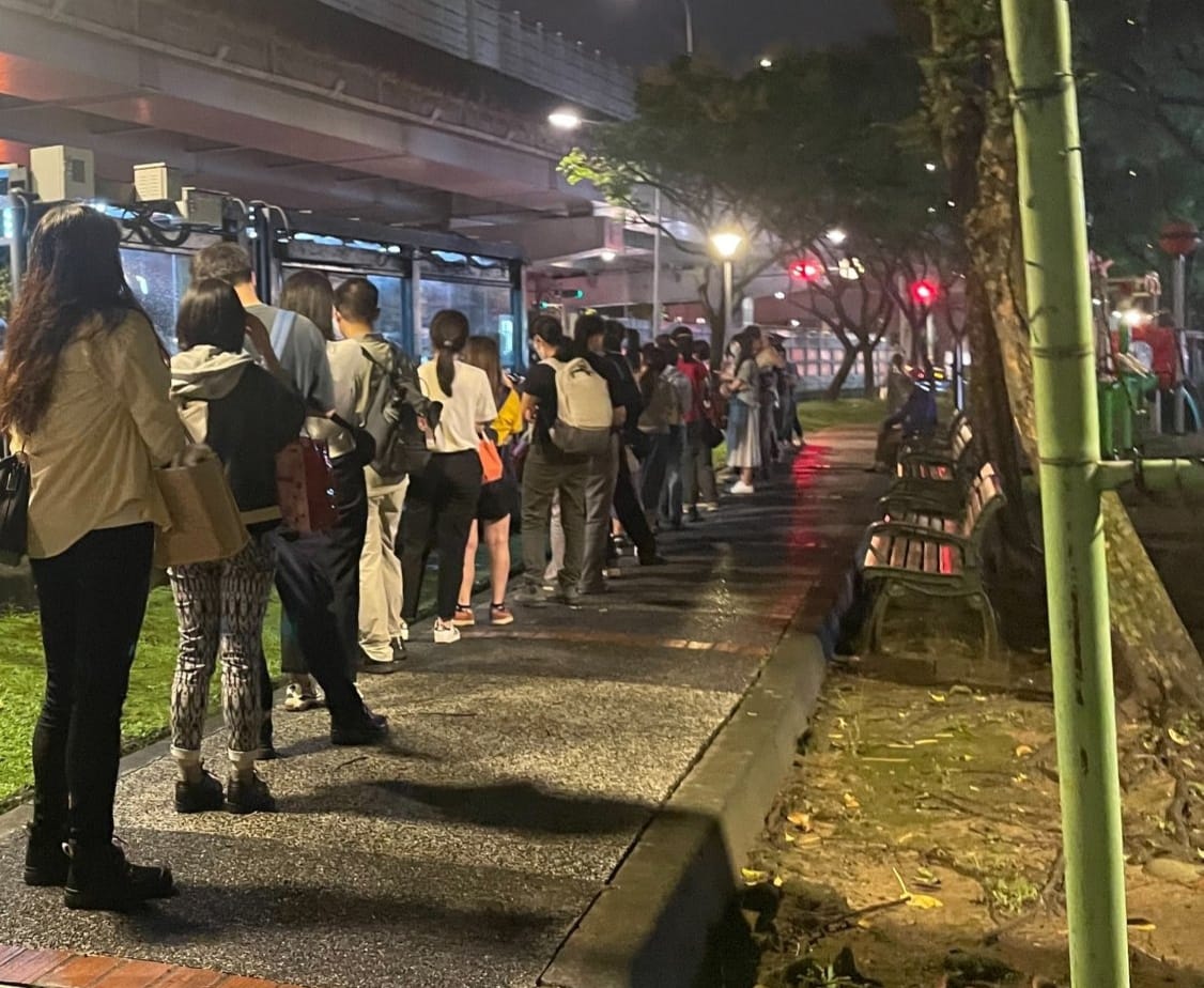 里長拍下搭公車人潮照片。（圖／李明賢 -阿賢之聲 FB）