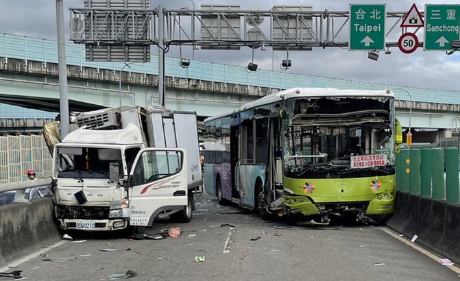 三重中山橋公車追撞貨車,車體零件散落一地,交通受阻。(圖/警方提供)
