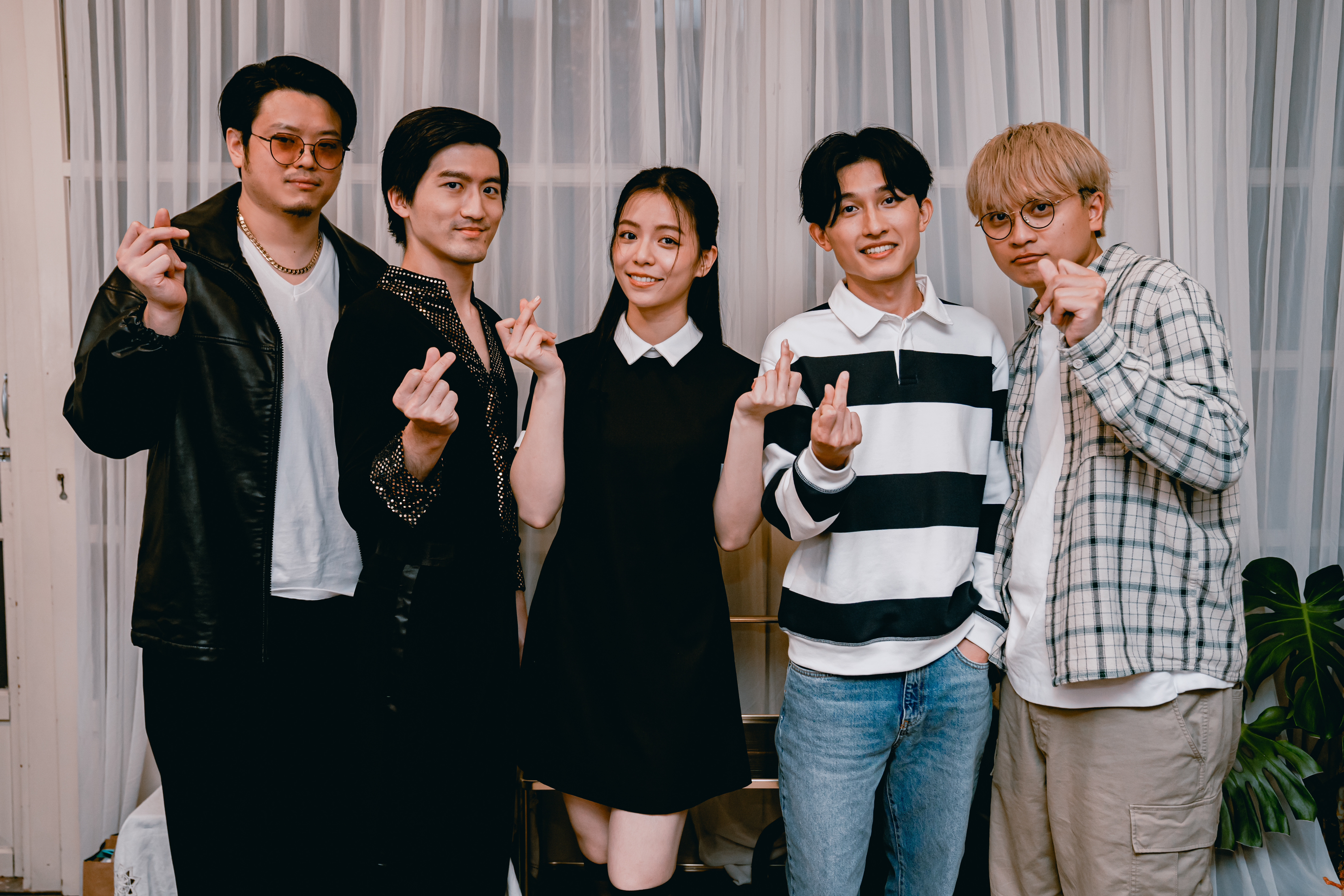 冰球樂團（左起：主唱王、鍵盤手蒙、宋芸樺、鼓手士捷、貝斯手Nelson）新歌〈不小心〉與宋芸樺合作。（圖／何樂音樂提供）