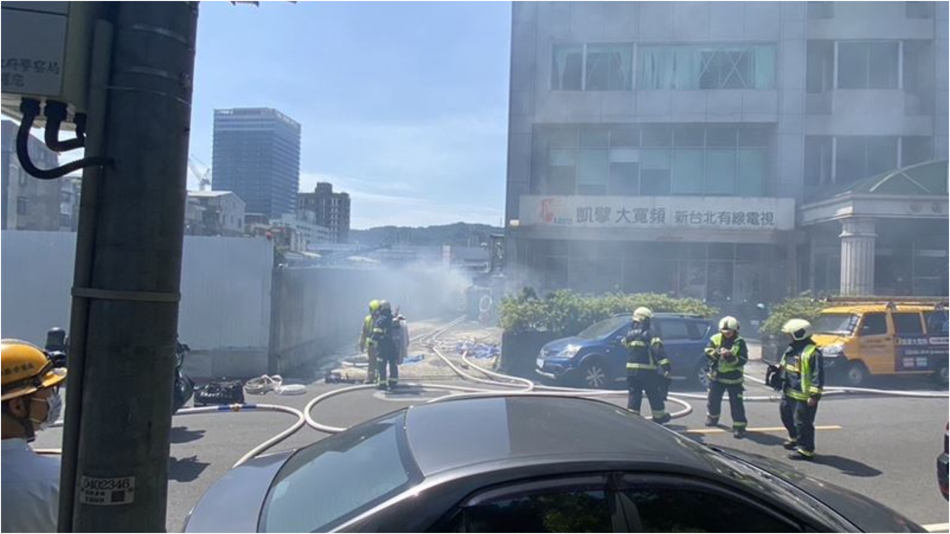 台北市南港區松河街商業大樓旁驚傳火警。(圖/翻攝畫面)