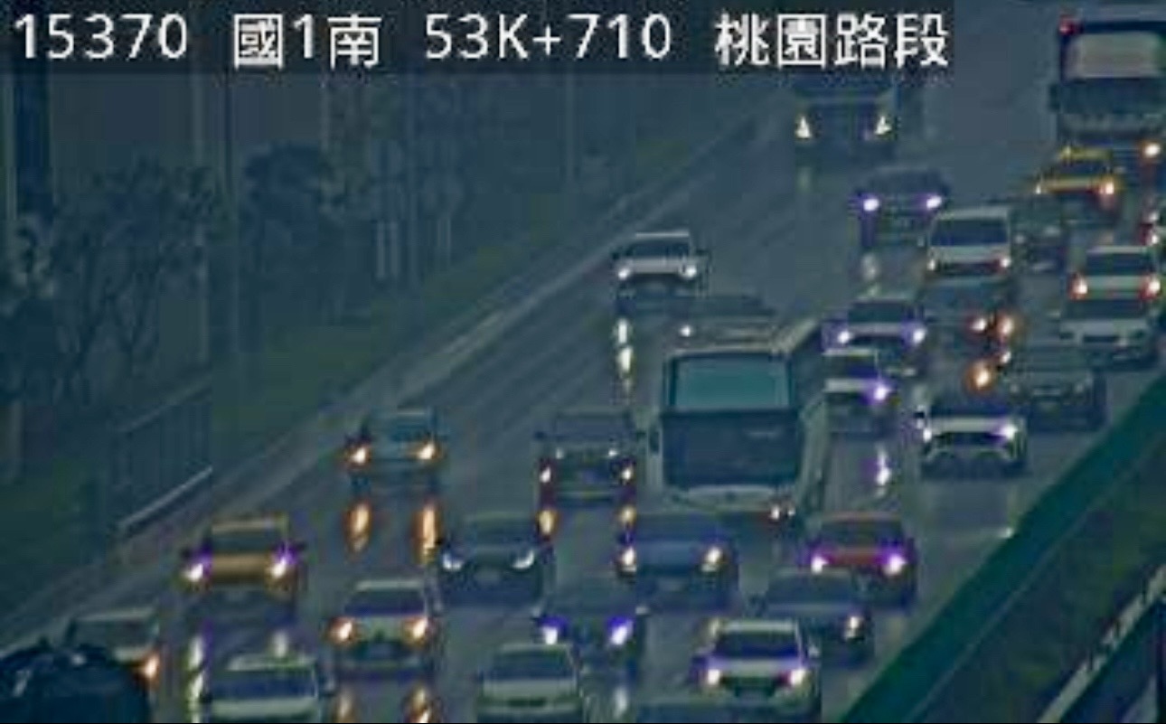 國道1桃園段槽車事故造成車流嚴重回堵。（圖／翻攝自國道即時網）