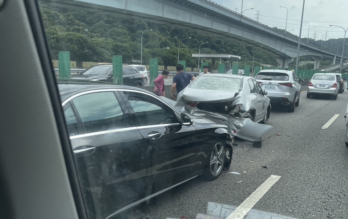 國道1號南向35.3K發生追撞車禍。（圖／翻攝畫面）