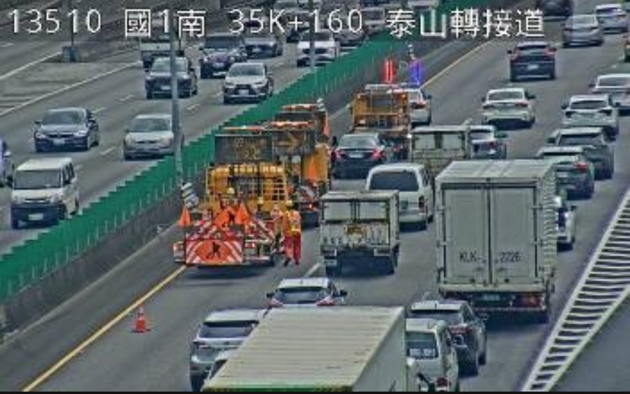 國道1號南向35.3K發生追撞車禍拖吊車到場協助排除。（圖／翻攝畫面）