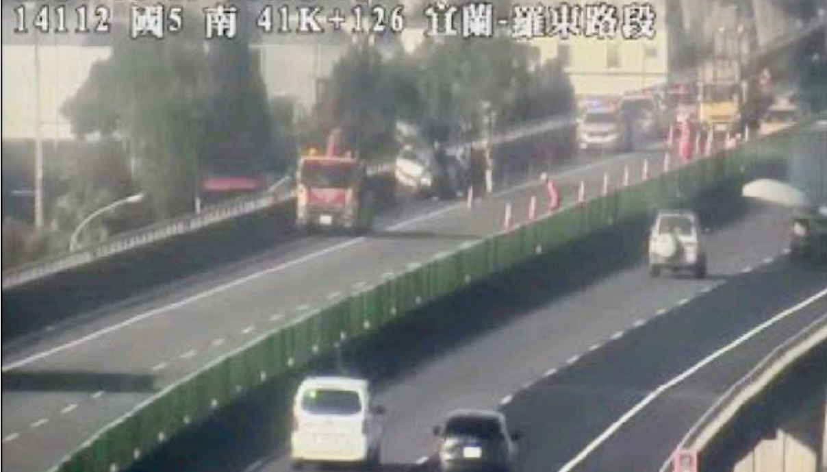 國道5號下午發生一起追撞車禍。（圖／翻攝自國道即時網）