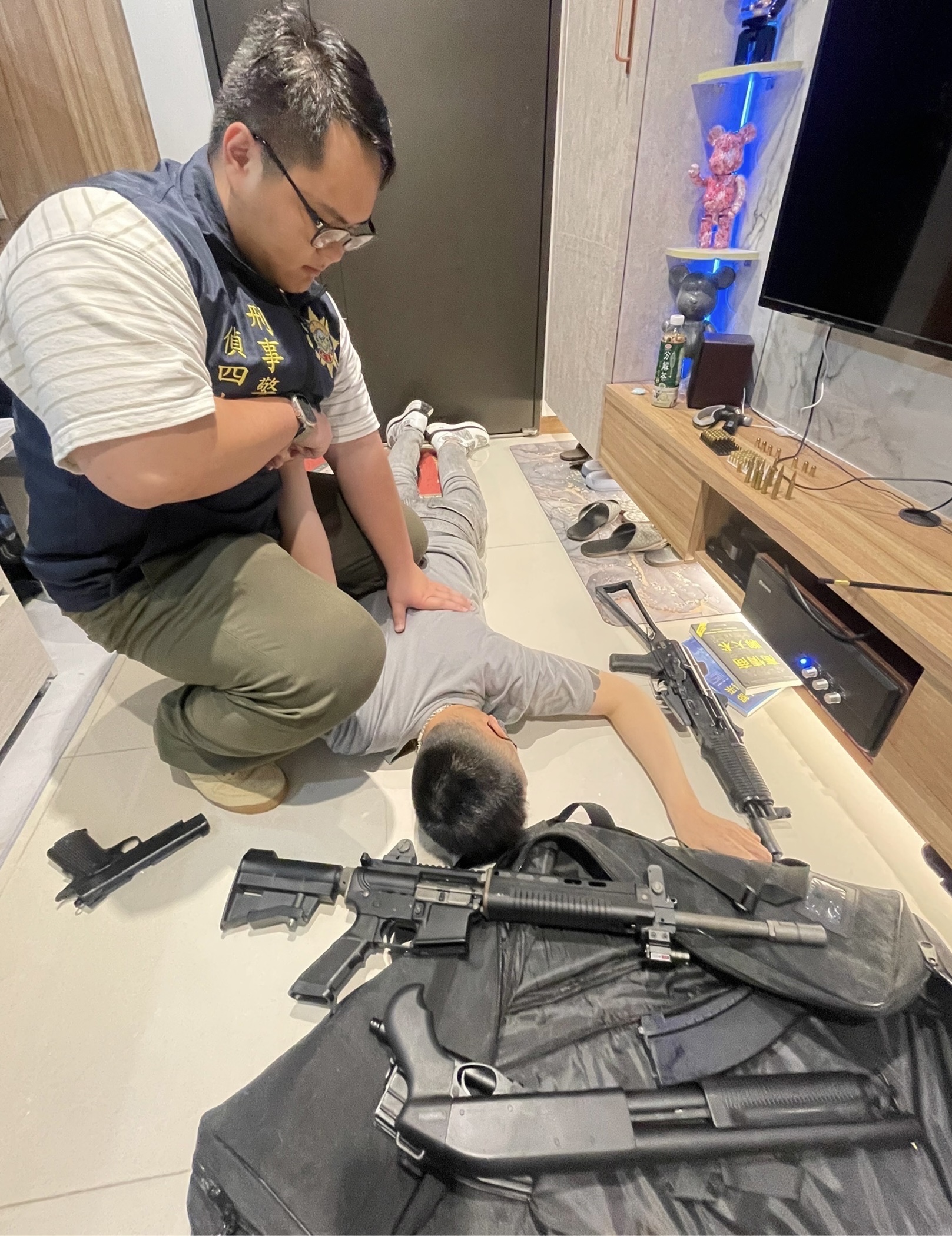 警方荷槍實彈攻堅逮捕嫌犯。（圖／翻攝畫面）