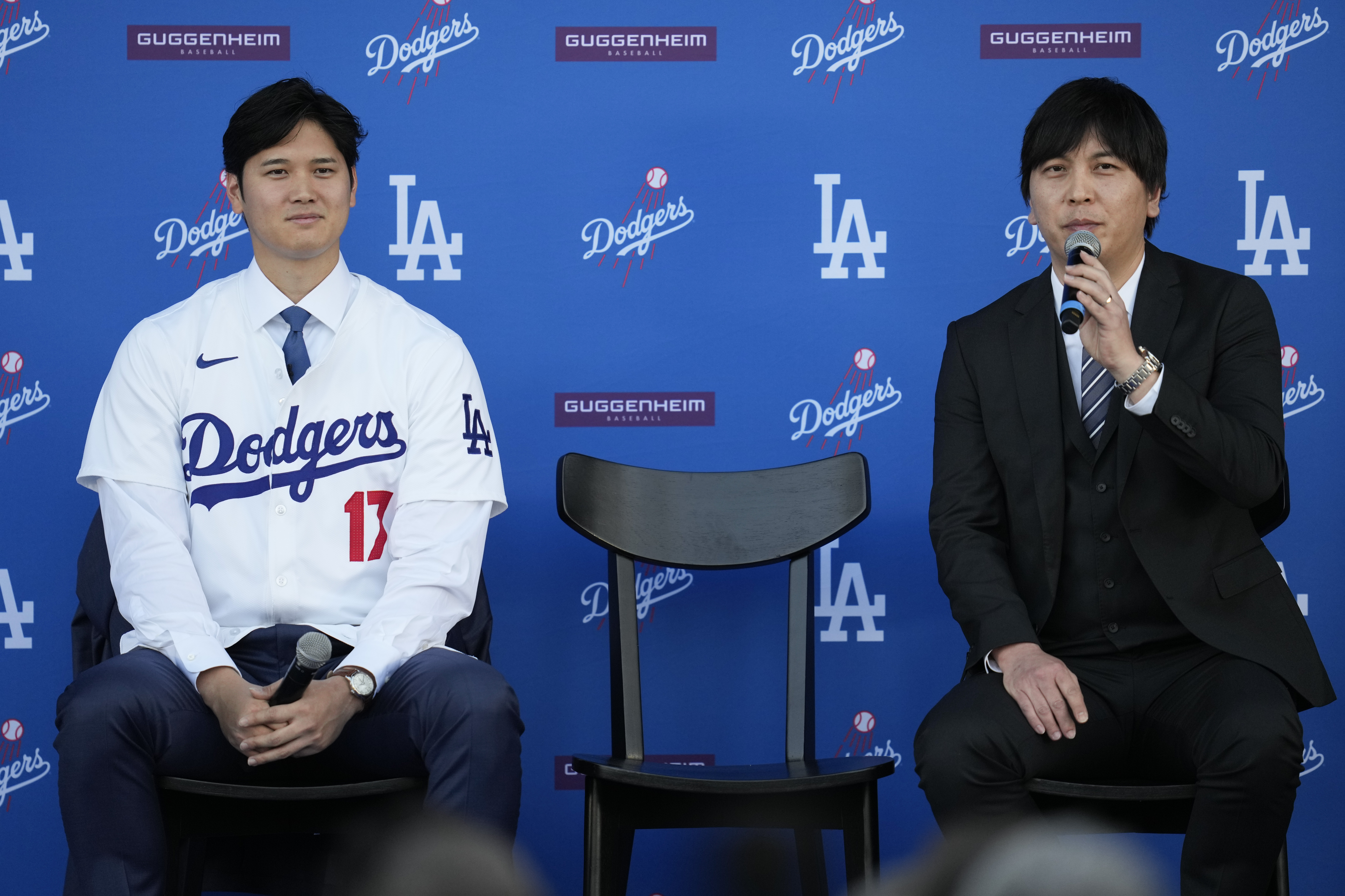 大谷翻譯水原一平(右)記者會全程英日切換、免小抄。（圖／美聯社）