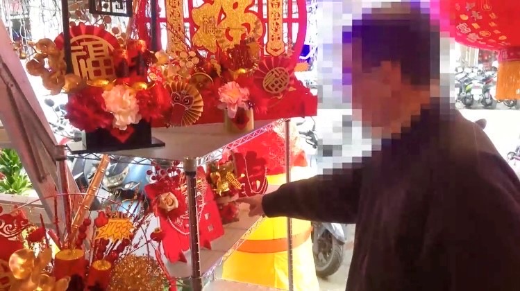 嫌犯下手行竊被警方當場逮捕。（圖／翻攝畫面）