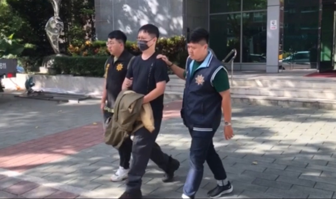 嫌犯張男遭警方逮捕送辦。（圖／翻攝畫面）