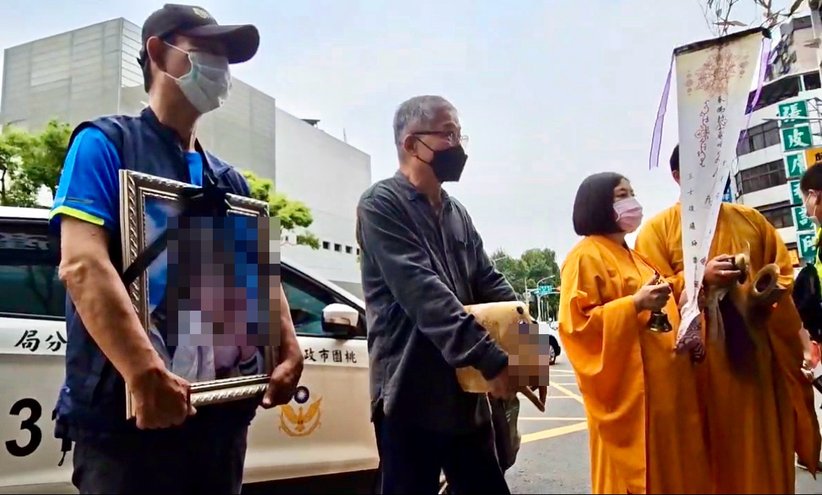 家屬捧遺照、拉白布條到診所門口抗議。（圖／中天新聞）