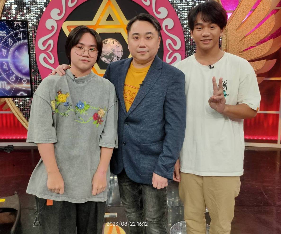 小彬彬（中）說小小彬（左）、迷你彬（右）都長大了，不敢幫兒子回答問題。（圖／小彬彬 提供）