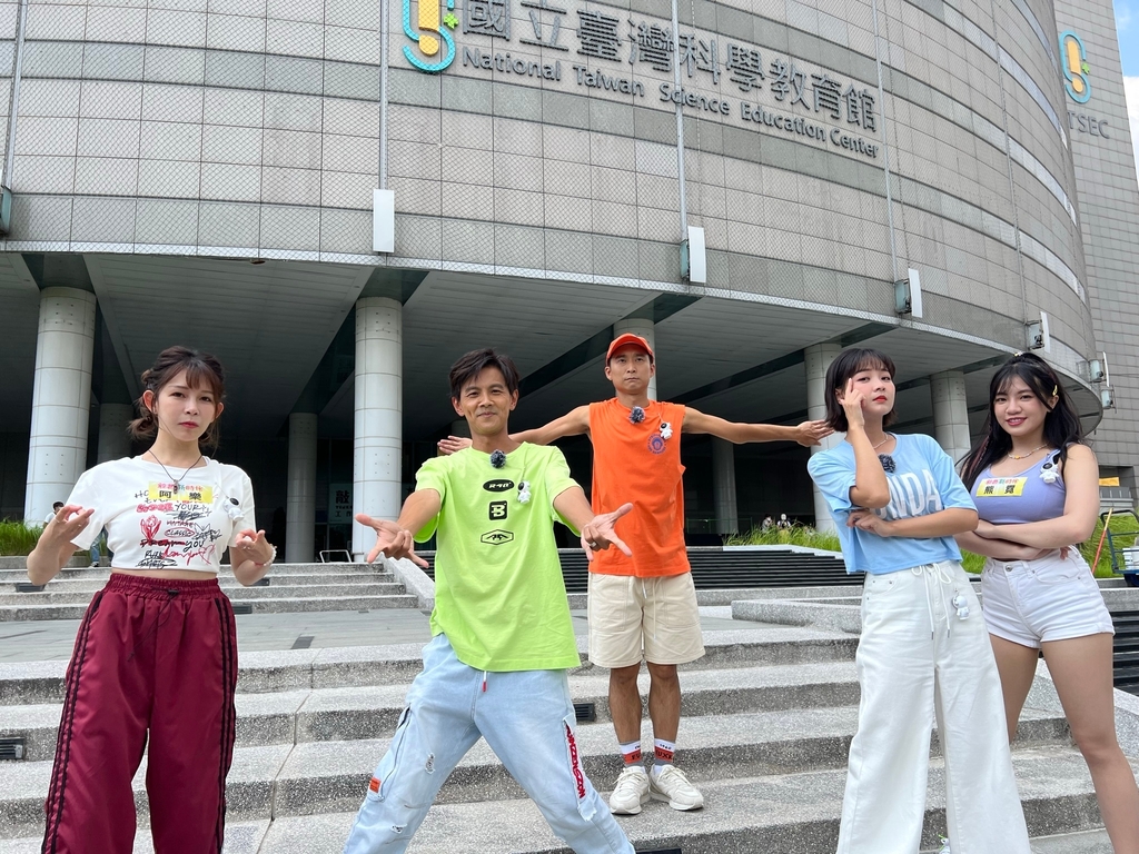 （左起）阿樂、浩子、阿翔、籃籃及熊霓來到士林藝術園區。（圖／民視 提供）