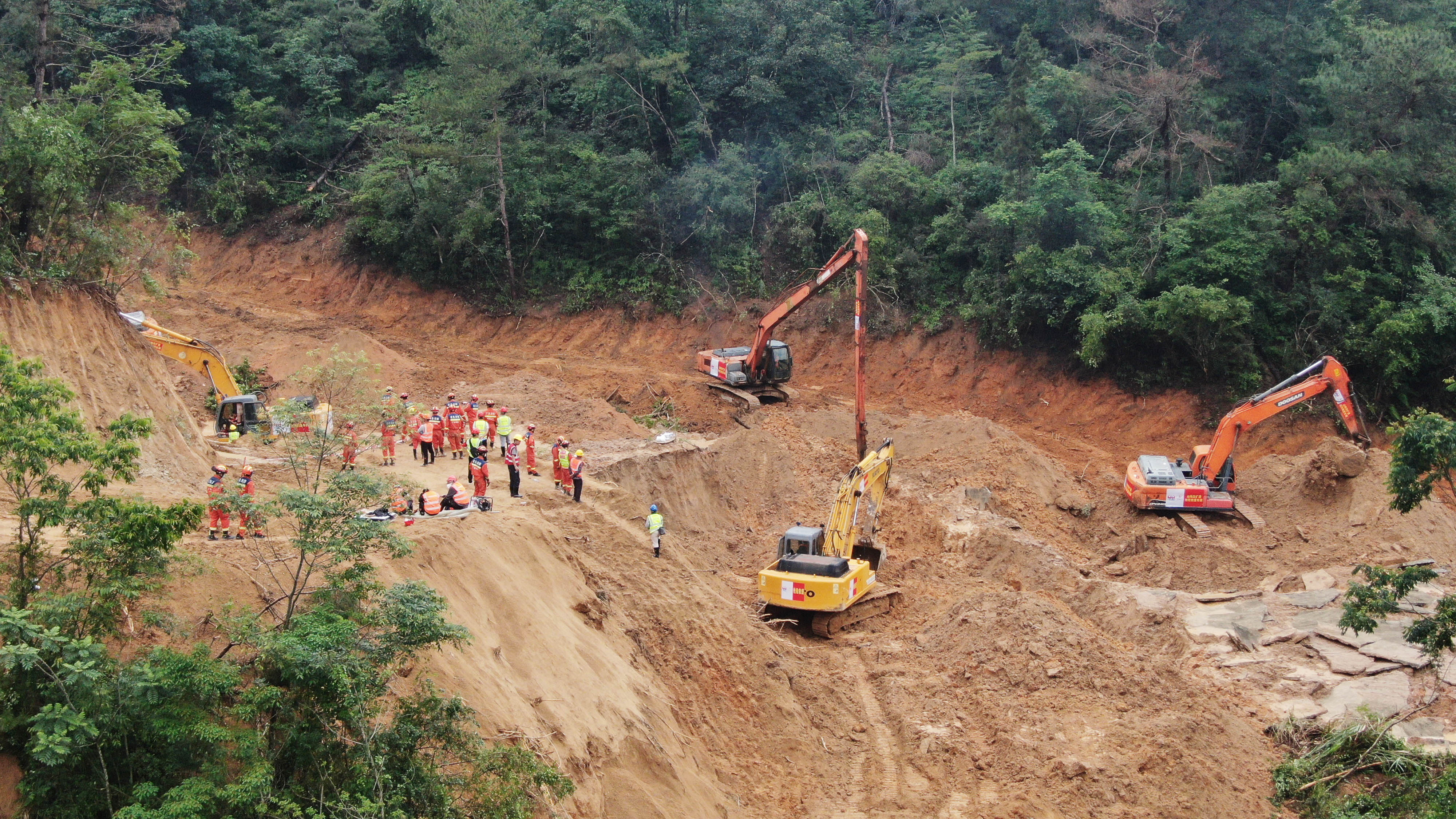 梅大高速茶陽路段路面塌陷已造成48人死亡。（圖／新華社）