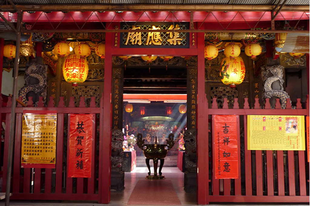 景美集應廟保有廊下的紅色木柵欄。（圖／翻攝自集應廟臉書）