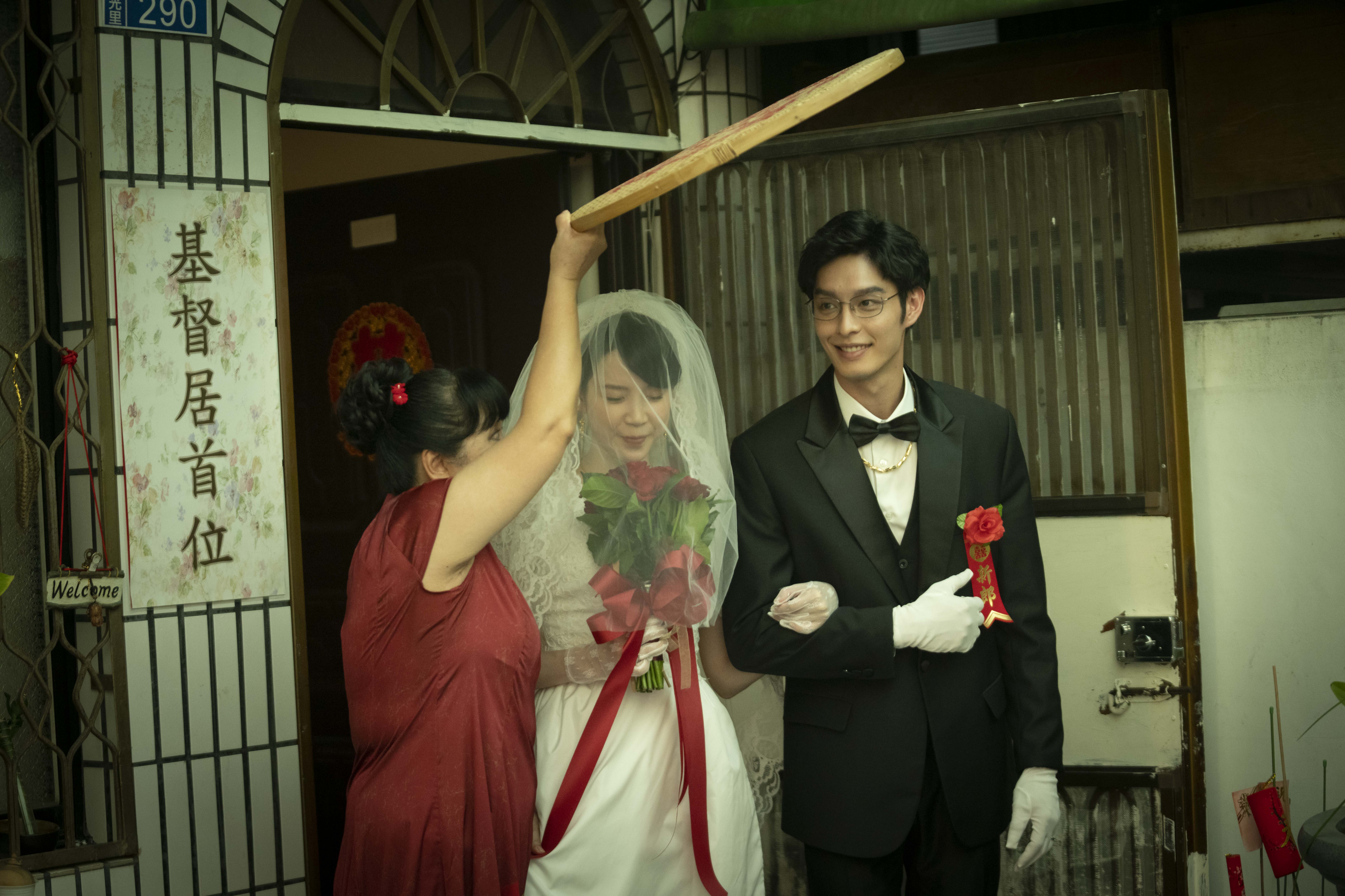 曹佑寧(右)及程予希(左)正式結為連理。(圖／華視、LINE TV提供)